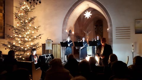 Die Kammermusikgruppe "Telemann-Consort" unter der Leitung von Bernd Koreng beim Silvesterkonzert bei Kerzenlicht in der Ulrichskirche langenbrand